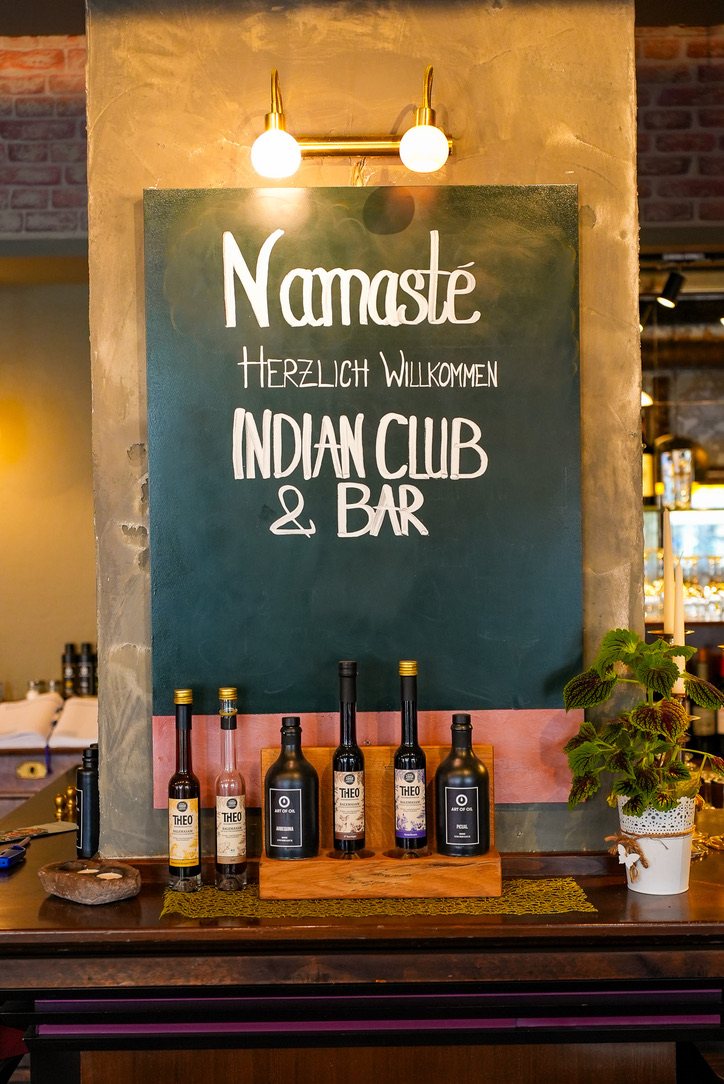 Namaste – Willkommenstafel im Indian Club & Bar